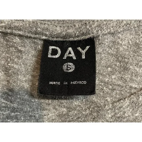 Day Womens SIze Small Gray Short Sleeve Graphic Print T-shirt Lips Snake Skin - Picture 5 of 6